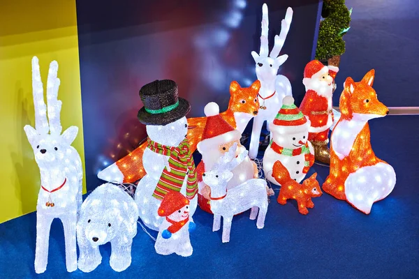 Πρωτοχρονιά Χριστουγεννιάτικα Παιχνίδια Μικρά Ζώα Φώτα Στο Κατάστημα — Φωτογραφία Αρχείου