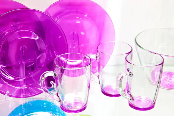 ガラス色の食器プレートとマグカップ — ストック写真