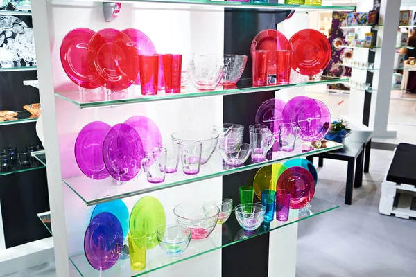 Cam Renkli Bulaşık Takımları Kupalar Dükkanda — Stok fotoğraf