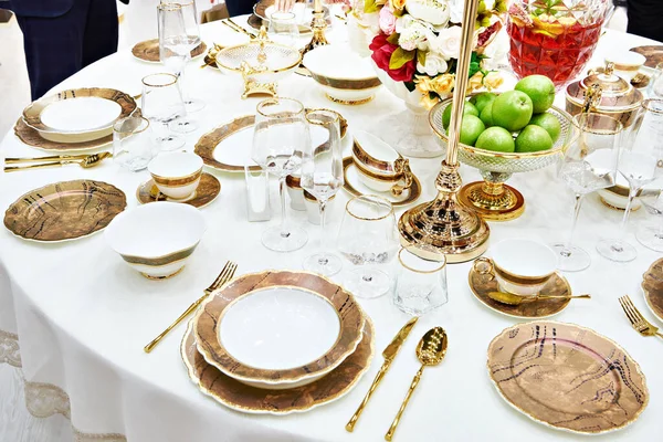 Geschirr Auf Einem Servierten Festlichen Tisch — Stockfoto