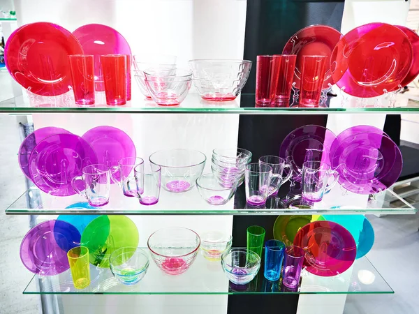 Glasfarbene Teller Und Tassen Geschäft — Stockfoto