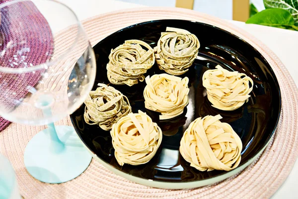 Spaghetti Piatto Sul Tavolo — Foto Stock