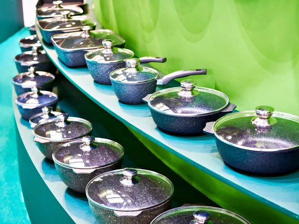 Pentole Cucina Padelle Wok Sul Muro Nel Negozio Articoli Casa — Foto Stock