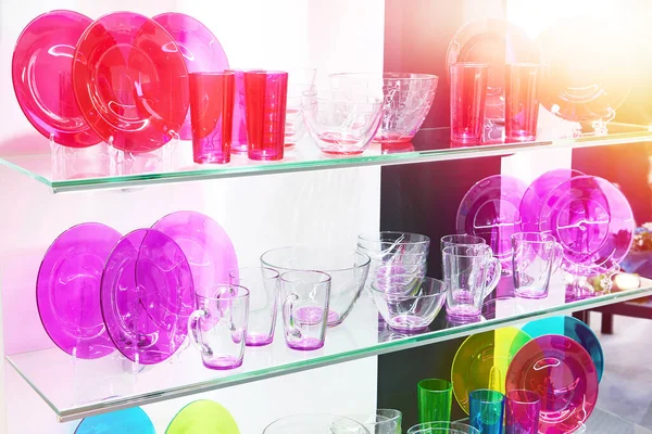 Glasfarbene Teller Und Tassen Geschäft — Stockfoto