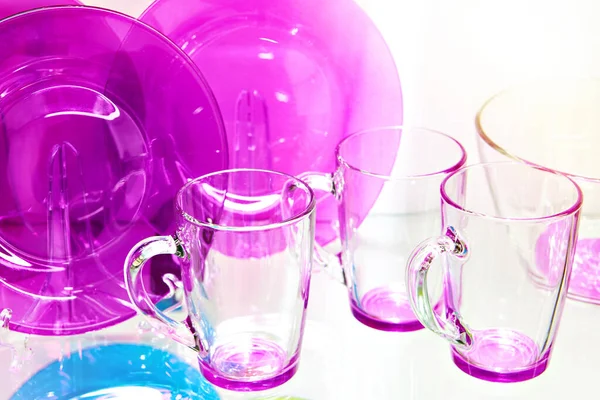 ガラス紫色の食器プレートとマグカップ — ストック写真