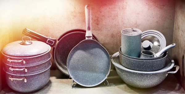 Μαγειρικά Τηγάνια Ψησίματος Γουόκ Στο Κατάστημα Ειδών Οικιακής Χρήσης — Φωτογραφία Αρχείου