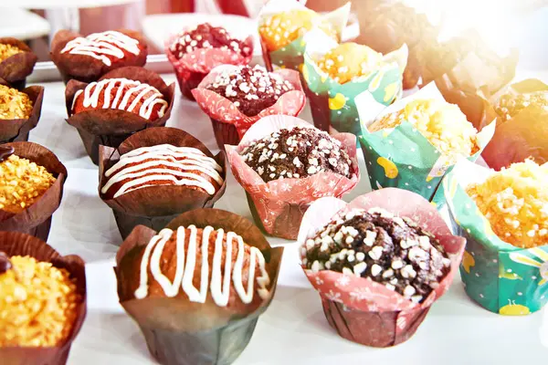 Cupcakes Assortis Sur Une Vitrine — Photo