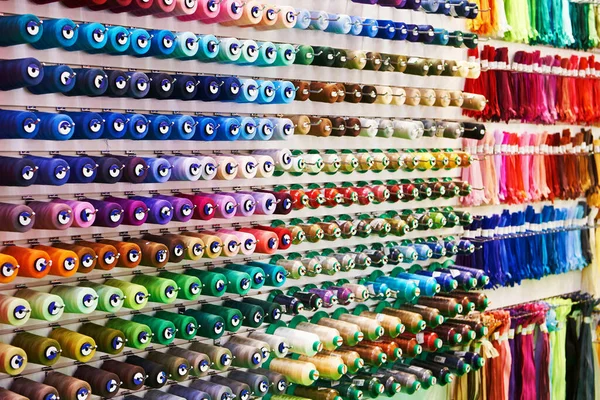 Bobiner Med Färgad Tråd För Industriella Textilmaskiner — Stockfoto