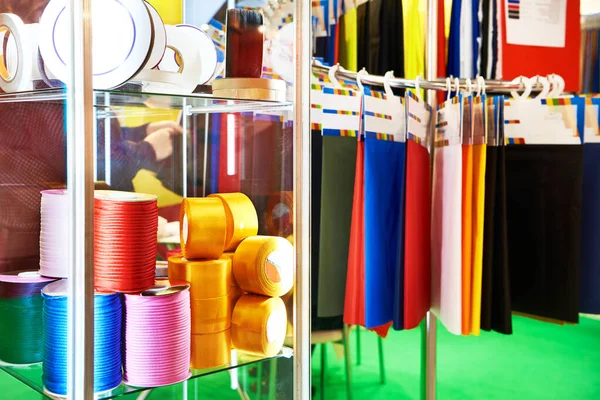 Kolorowe Wstążki Tkaniny Szycia Odzieży Sklepie — Zdjęcie stockowe