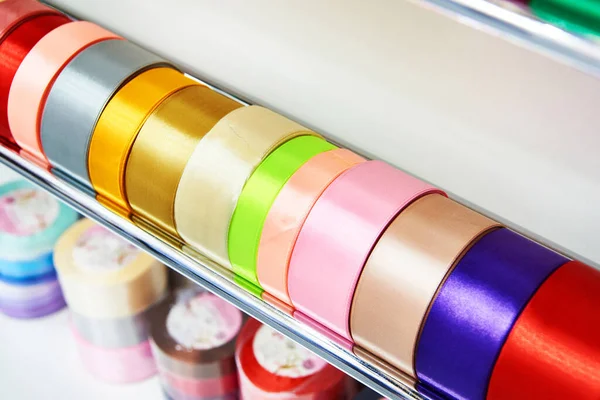Fitas Multicoloridas Trança Uma Loja Costura — Fotografia de Stock