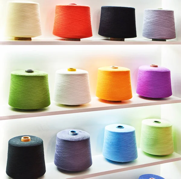 Bobinas Con Rosca Color Para Máquinas Textiles Industriales —  Fotos de Stock