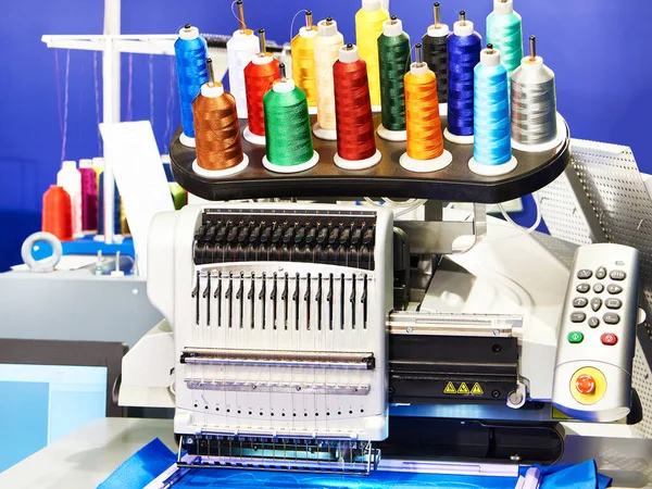 Промышленные Вышивальные Машины Швейной Мастерской — стоковое фото