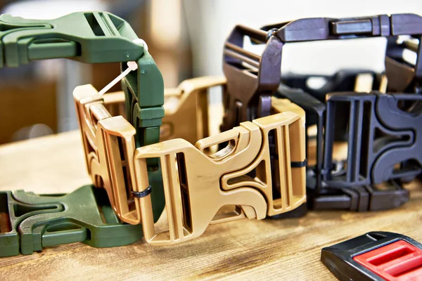 Hebillas Plástico Colores Para Cinturones Mochilas Bolsas Tienda —  Fotos de Stock
