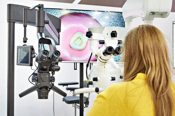 Microscopen Voor Tandheelkundige Chirurgie Vrouw — Stockfoto