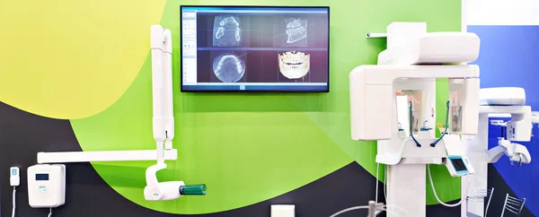 Dentale Scanner Und Monitor Für Die Implantation — Stockfoto