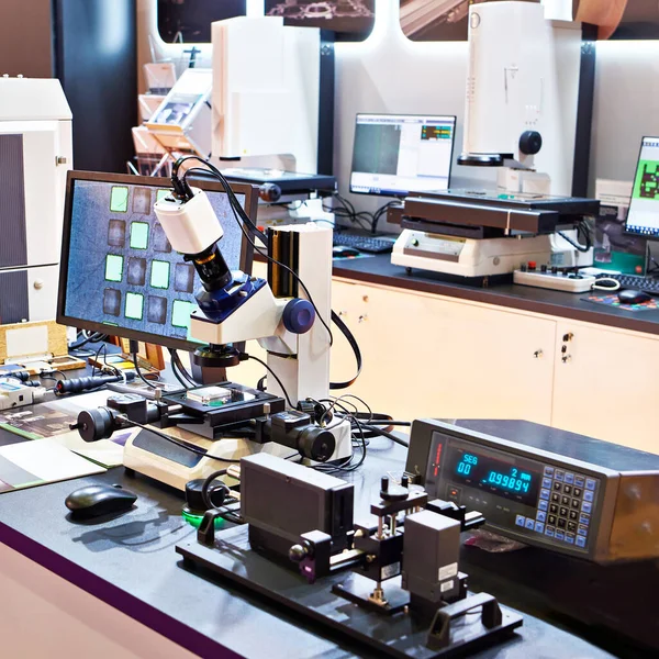 实验室中的数字显微镜与显示器 — 图库照片