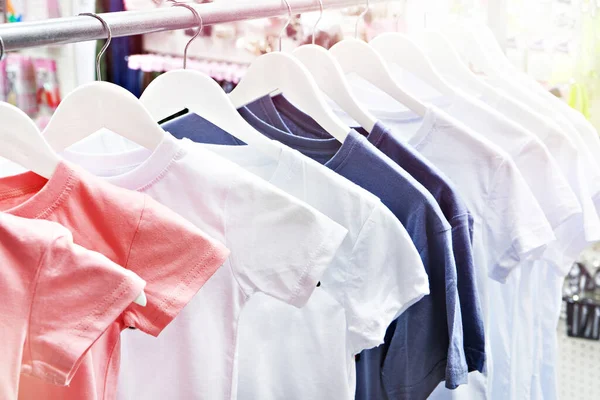 Shirt Bambini Nel Negozio Abbigliamento — Foto Stock