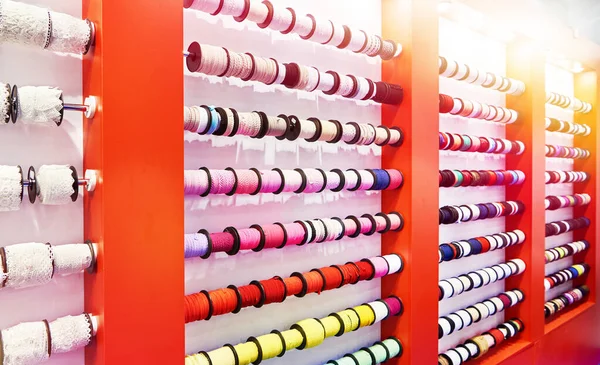 Разноцветные Ленты Косички Швейном Магазине — стоковое фото