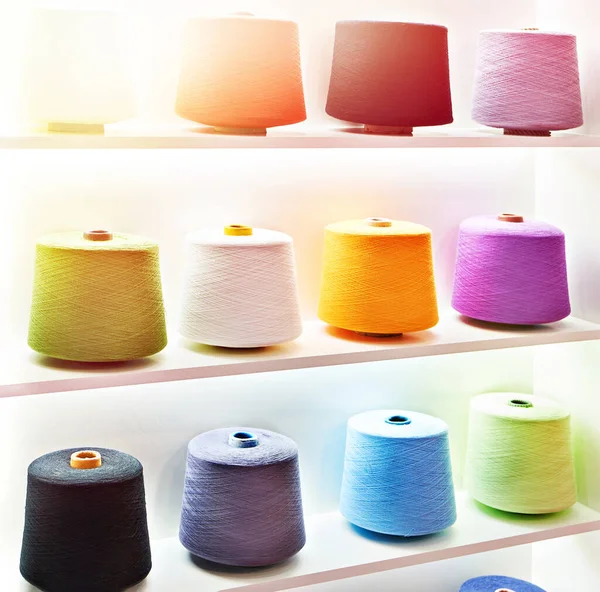 Bobinas Con Rosca Color Para Máquinas Textiles Industriales —  Fotos de Stock