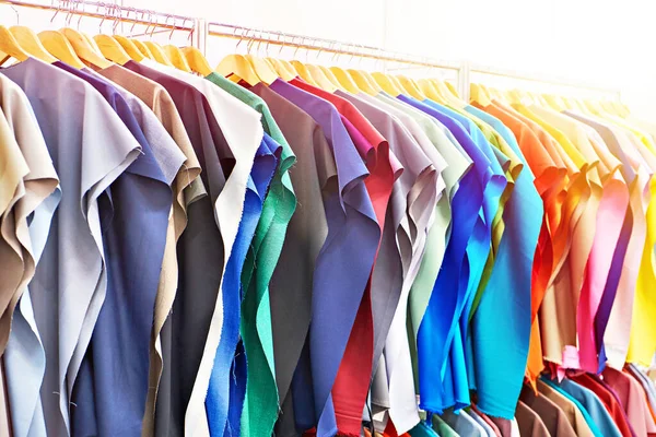 Stoff Zum Nähen Von Kleidung Auf Kleiderbügeln Einem Geschäft — Stockfoto