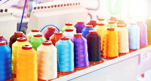 Bobinas Com Fio Colorido Para Máquinas Têxteis Industriais — Fotografia de Stock