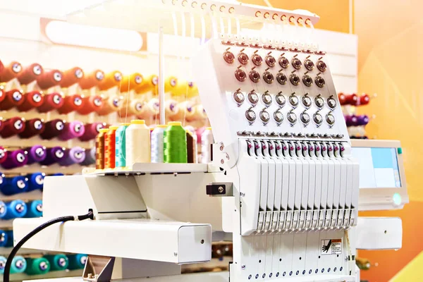 刺繍縫製工場での産業用機械 — ストック写真