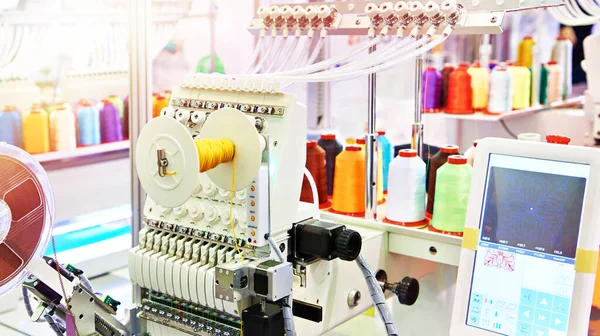 Промышленные Вышивальные Машины Швейной Мастерской — стоковое фото