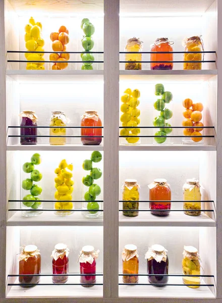 Szklane Słoiki Owocami Dekoracyjnej Ścianie — Zdjęcie stockowe