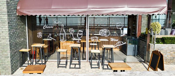 Pouliční Kavárny Stoly Vínem Sýrem Slunečného Dne — Stock fotografie