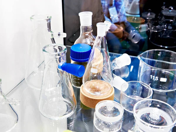 Laboratorieartiklar Samt Flaskor Burkar Och Flaskor Glas Lager — Stockfoto