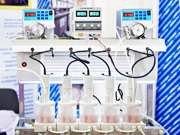 实验室液体化学萃取器和蠕动泵及电源 — 图库照片