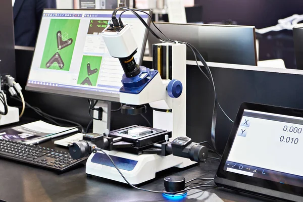 Microscopio Industrial Monitores Laboratorio —  Fotos de Stock