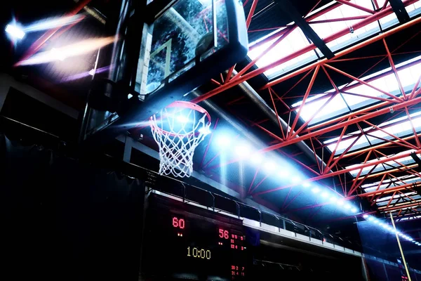 Basketball Thema Mit Korb Anzeigetafel Und Sporthallenbeleuchtung lizenzfreie Stockfotos