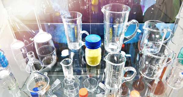 Laboratóriumi Üvegedények Palackok Üvegek Lombikok Raktárban — Stock Fotó