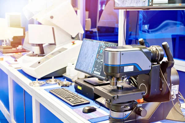 实验室中的数字工业显微镜和监测器 — 图库照片