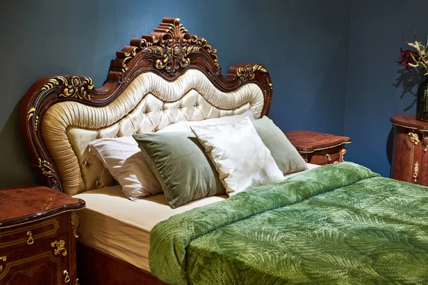 Роскошная Кровать Спальне — стоковое фото