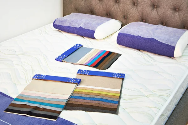 Stoffmuster Für Modernes Bett Mit Matratzen Und Kissen Geschäft — Stockfoto