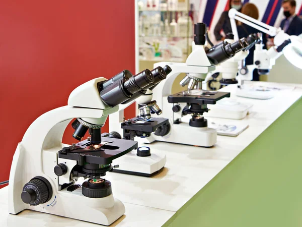 Mağaza Sergisinde Modern Stereo Mikroskoplar — Stok fotoğraf