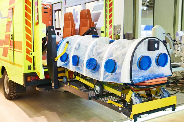 Moderna Ambulanza Medica Con Scatola Pazienti Infettivi Alla Fiera — Foto Stock