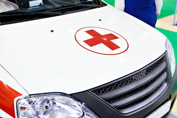 红十字会乘坐白色救护车 — 图库照片