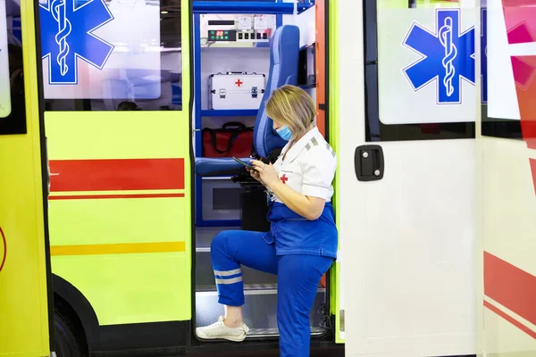 Donna Medico Ambulanza Auto — Foto Stock