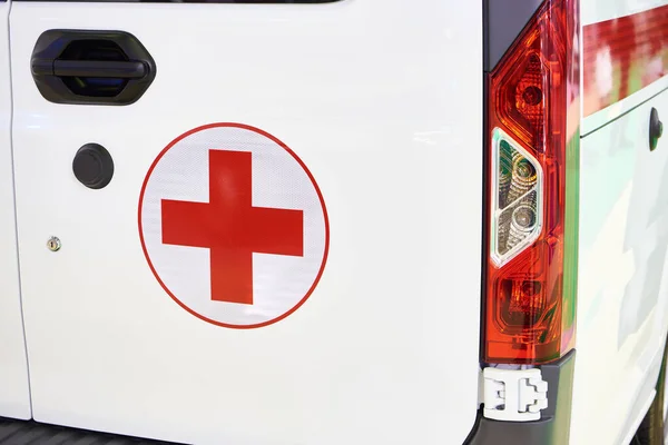 红十字会乘坐白色救护车 — 图库照片