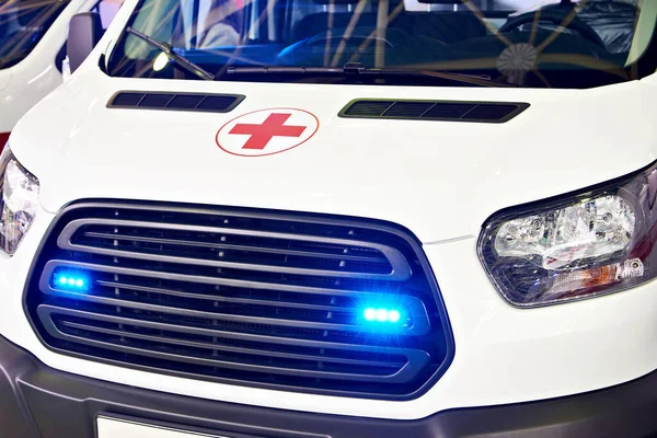 Cruz Vermelha Luzes Azuis Piscando Carro Branco Ambulância — Fotografia de Stock