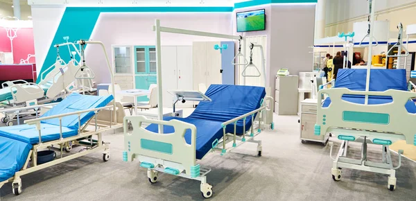 Cama Hospital Moderna Para Pacientes Postrados Cama Exposición —  Fotos de Stock