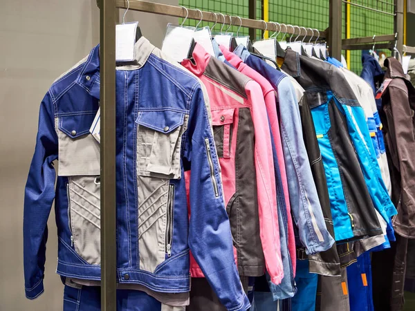 Anzüge Und Jacken Für Arbeiter Und Bauarbeiter Geschäft — Stockfoto