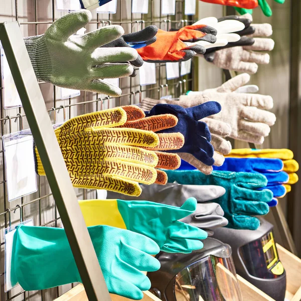Οικιακά Γάντια Για Τους Εργαζόμενους Και Τους Κατασκευαστές Στο Κατάστημα — Φωτογραφία Αρχείου