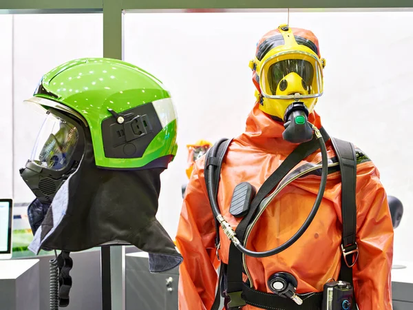 店内の生産と建設のためのフィルター付き保護ヘルメット スーツ マスク — ストック写真