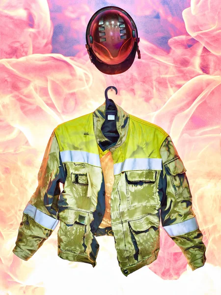 炎にさらされた後の作業保護ヘルメットとジャケット — ストック写真