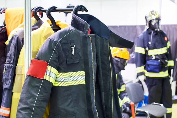 展览中的救援人员及消防员工作服 — 图库照片