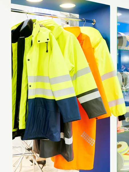 Impermeabilizzazione Abbigliamento Riflettente Lavoratori Stradali Negozio — Foto Stock